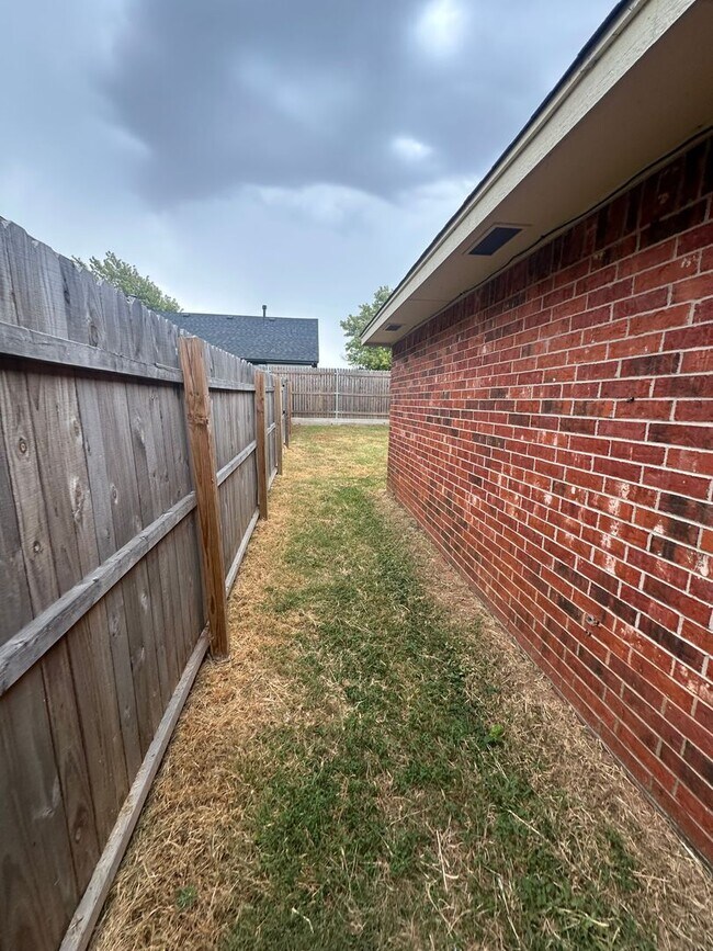 Building Photo - 2504 Thomas Dr