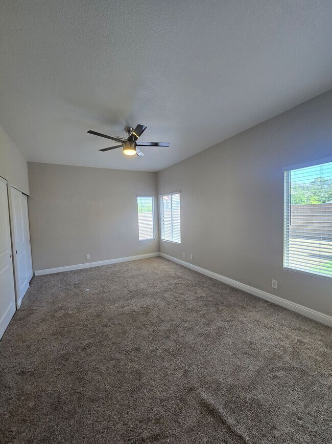 Building Photo - A Fabulous 4 Bedroom Single Story Home at the Lakes