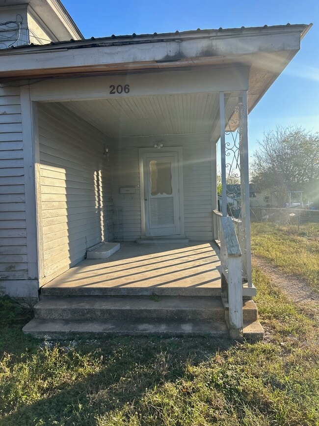 Building Photo - 206 Dallas St