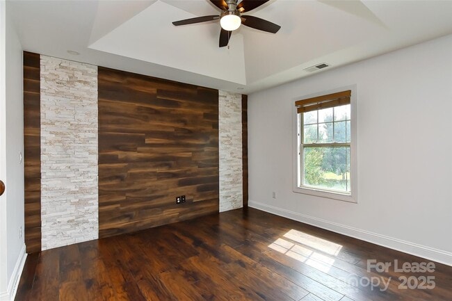 Building Photo - 549 Daventry Ct