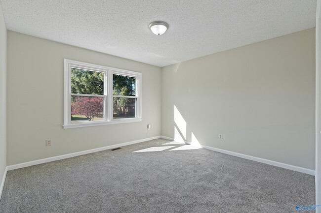 Building Photo - 1927 Edenton Dr SW