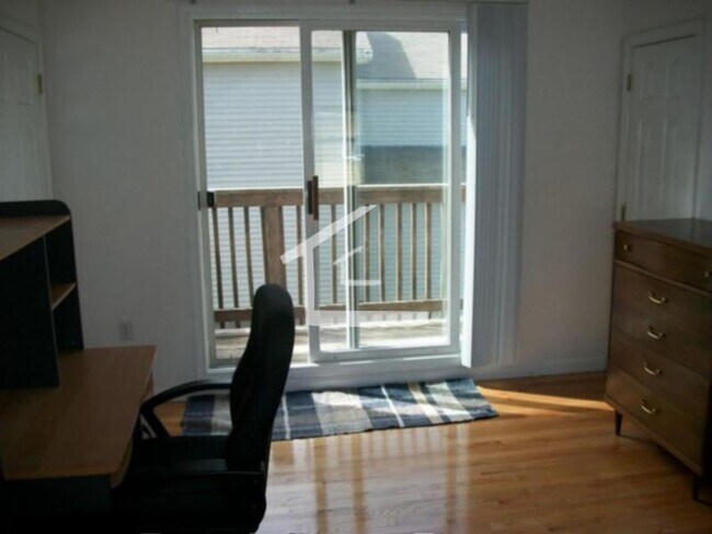 Building Photo - Amazing Townhome... Bon't miss out on they 3 bed 2.5 bath!
