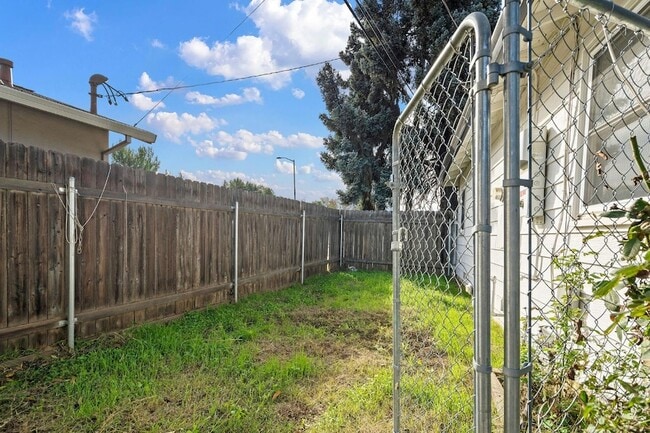 Building Photo - 8 17th St