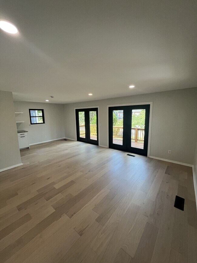 Building Photo - 220 Eveningside Dr