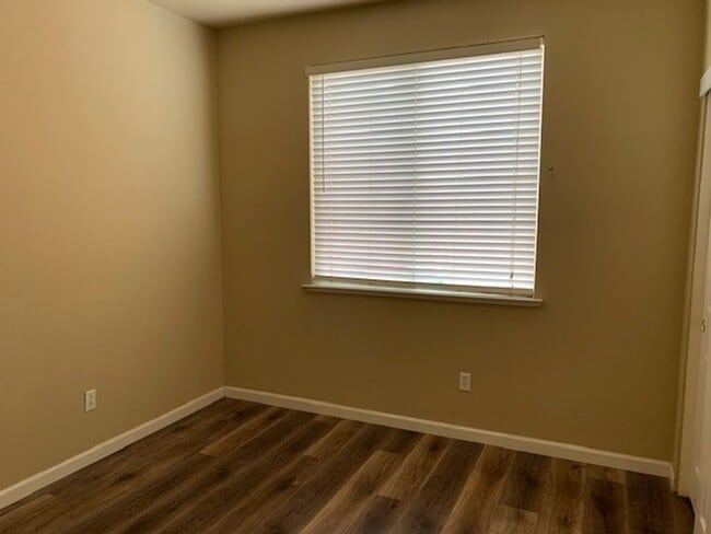 Building Photo - Big, Beautiful, Two Story Home in North Natomas