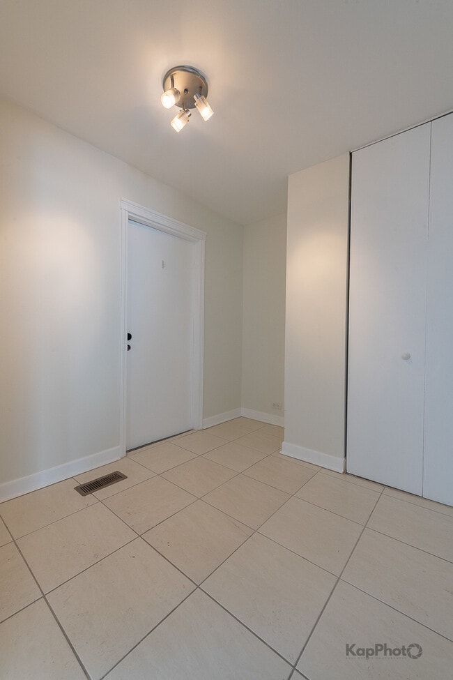 Building Photo - 102 N Waterford Dr