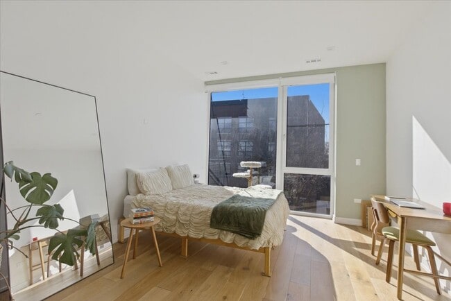 Building Photo - 4513 N Clark St