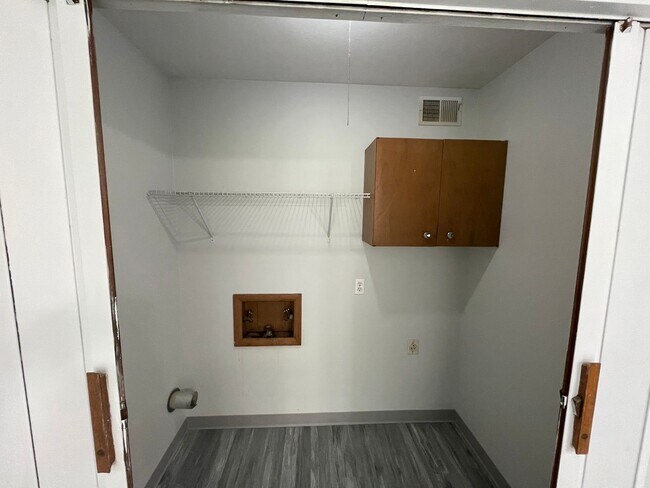 Building Photo - Beautiful 3 bedroom 1.5 bath waiting for you to call home .