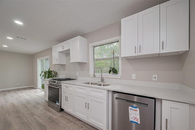 Building Photo - 7702 Darnay Dr