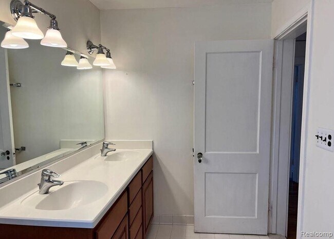 Building Photo - 1072 Ridgedale Ave