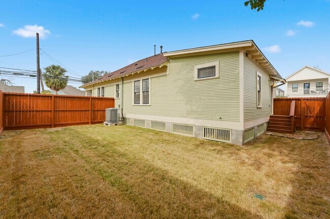 Building Photo - 2122 Hardy St