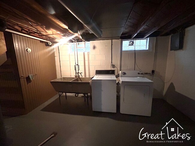 Building Photo - $200 OFF FIRST MONTH'S RENT - Lovely 2 Bed...