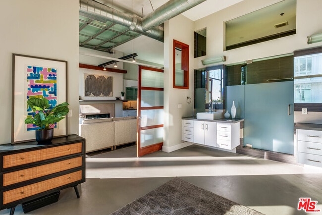 Building Photo - 1152 N La Cienega Blvd