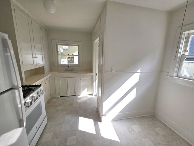 Building Photo - 126 Breeze Ave