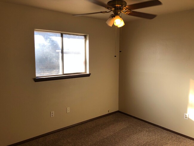 Building Photo - Cute 3-4 bed room, 1 bath home for rent in Moore near Santa Fe and NW 27th