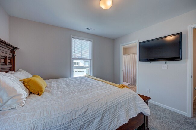 Building Photo - Luxurious 3 bedrooms 2.5 bath home in Nort...