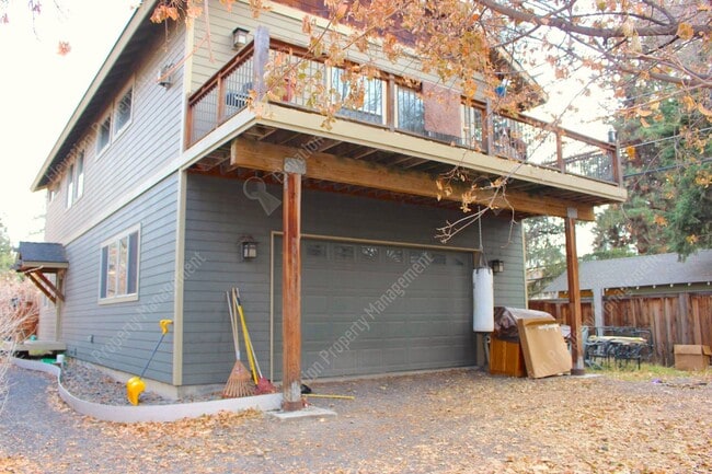 Building Photo - Spacious 3 BR w/ all wood floors and great midtown Bend location