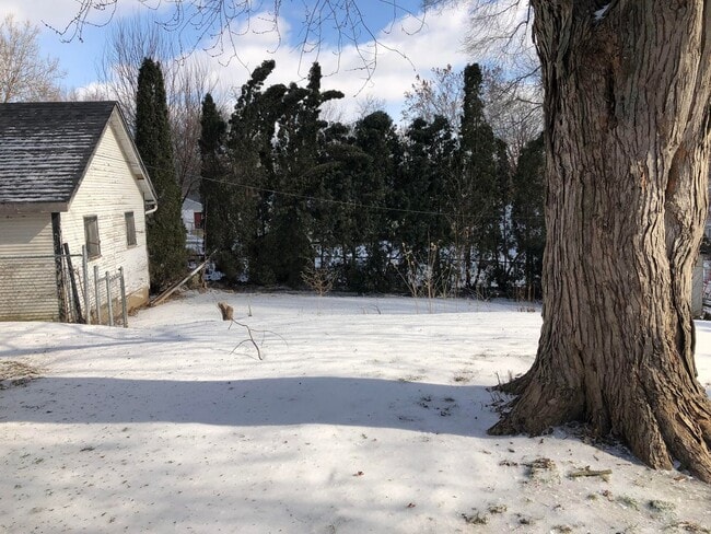 Building Photo - 3 bedroom/2 bath home w/partially fenced y...