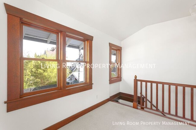 Building Photo - A Rare Sellwood Craftsman Located in the D...