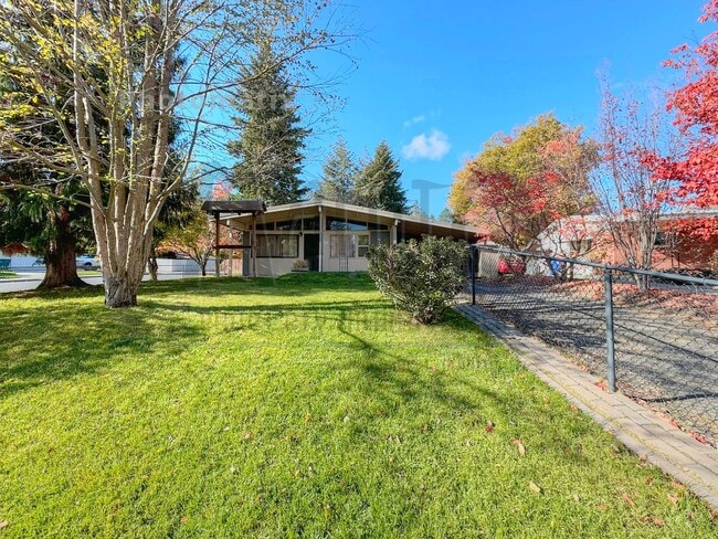 Building Photo - Clean & Quiet Northside Home