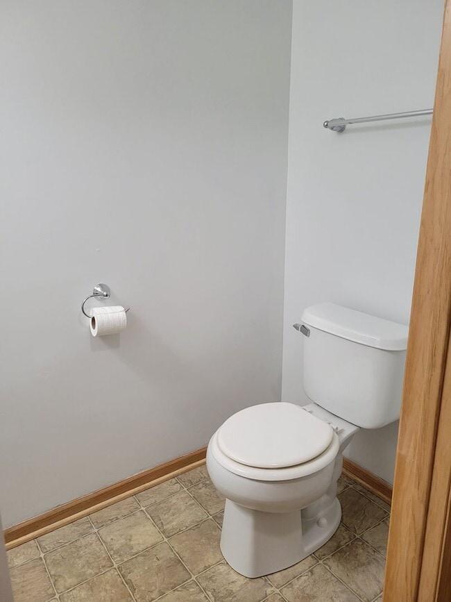 Building Photo - Middle Unit Townhouse