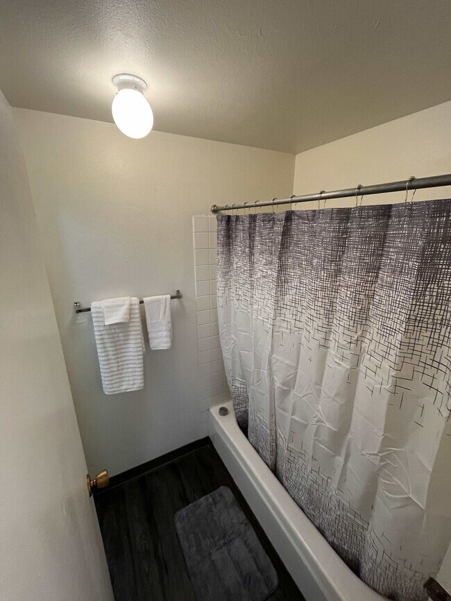 Building Photo - 1555 NE Merman Dr