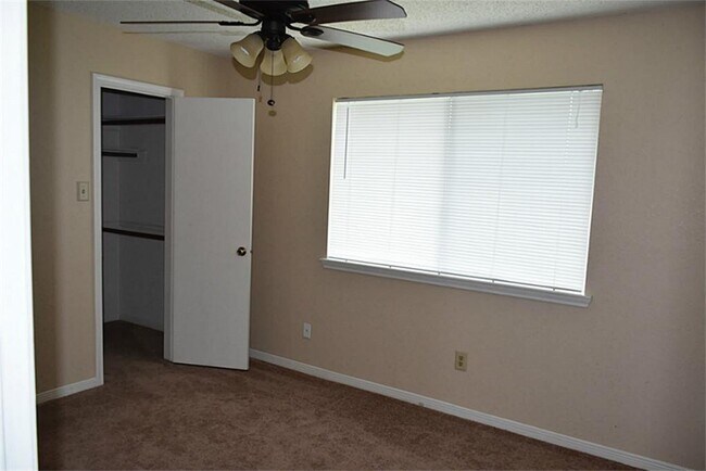Building Photo - 4718 Sunshine Dr
