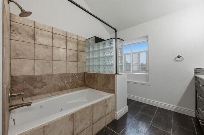 Building Photo - 9312 Roxanna Dr