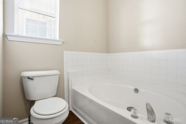 Building Photo - 405 Chadwick Cmns