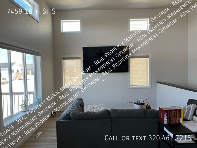 Building Photo - Modern Trilevel 3 bed/3 bath home-Availabl...