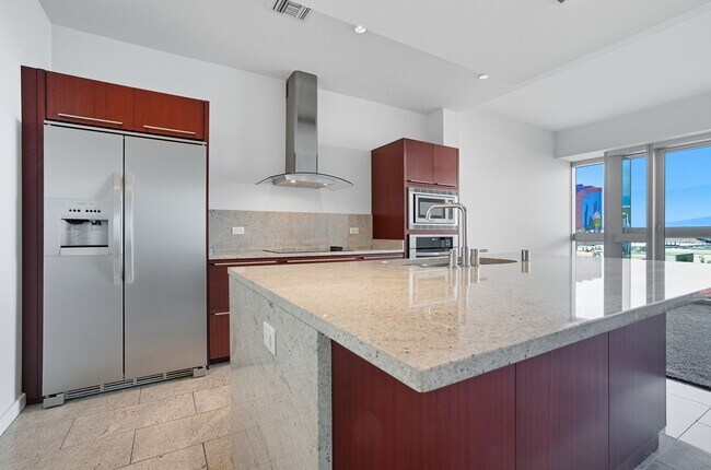 Building Photo - 6th Floor 2-Bedroom Condo with Stunning La...