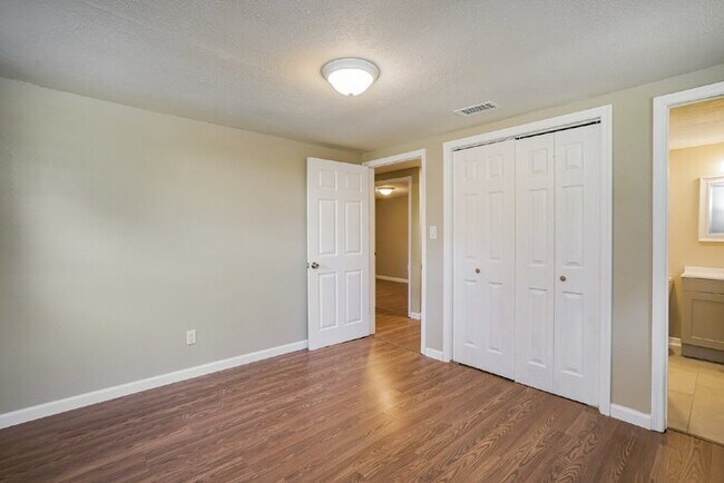 Building Photo - "Charming 3-Bed Sanctuary with Scenic Views in Floral City - 1608 Sq Ft of Comfort!"