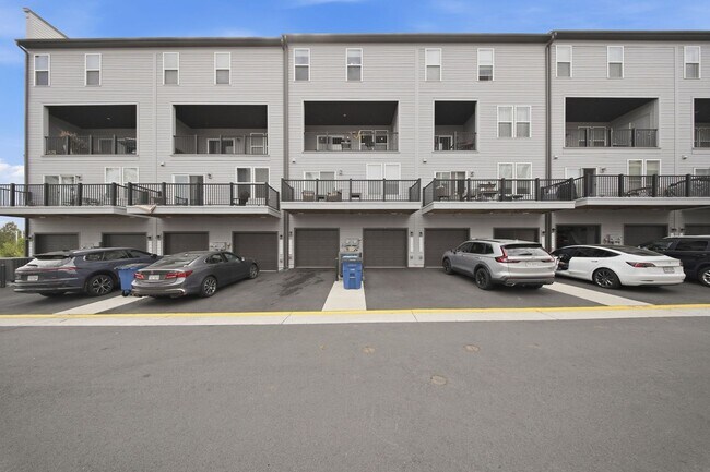 Building Photo - Perfectly positioned near the vibrant shopping and dining destination of One Loudoun, this reside...