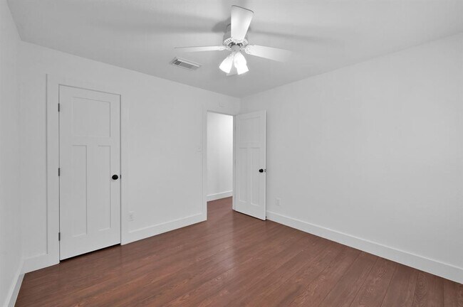 Building Photo - 5 Hickory Oak Dr