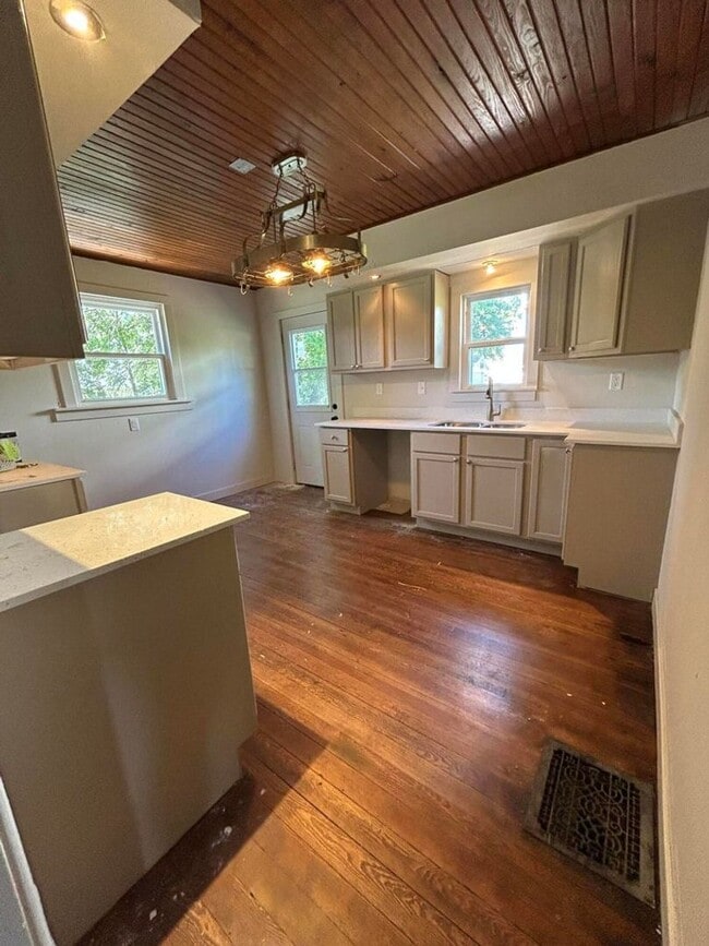 Building Photo - Large Victorian home in Aurora