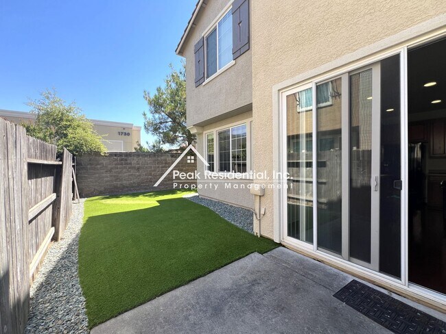 Building Photo - Beautiful Folsom 3bd/2.5ba Townhouse with ...