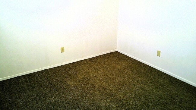 Building Photo - Adorable Single Level Eastside Duplex With Evaporative Air Located In Quiet Neighborhood