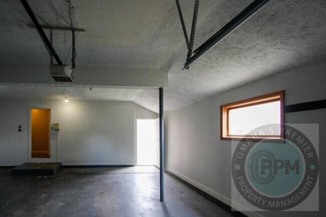 Building Photo - Huge 4-bedroom, 4-bath home