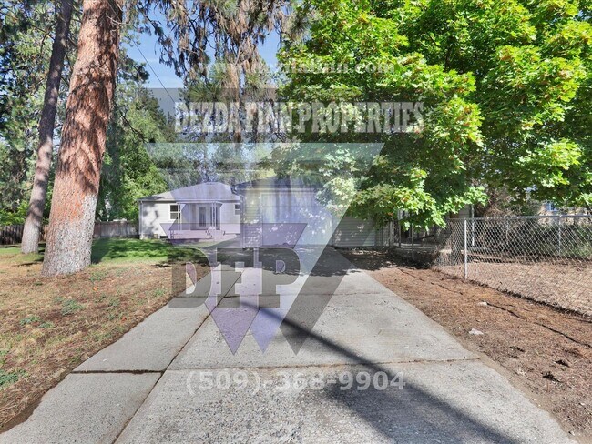 Building Photo - Charming Shadle District 3 bedroom with RV...