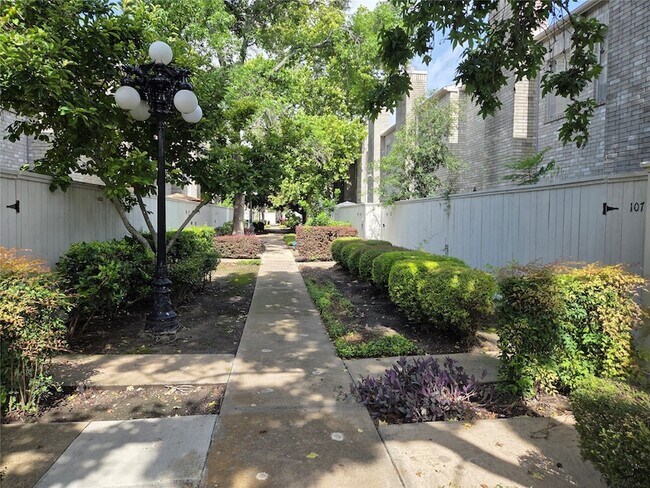 Building Photo - 3780 Tanglewilde St