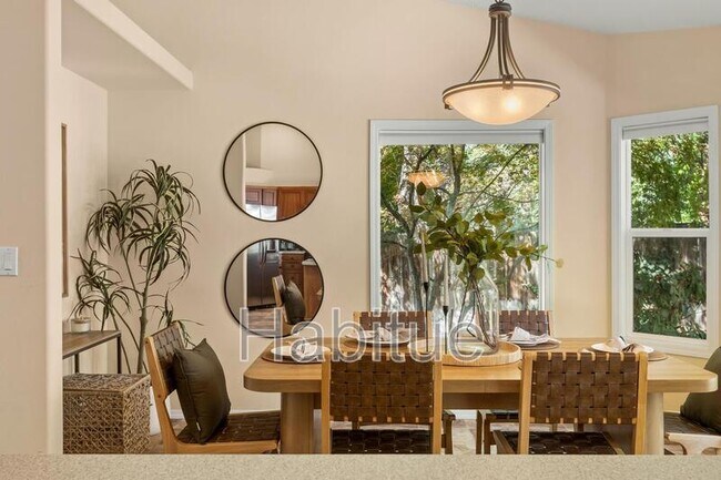 Building Photo - 2160 Dora Ln