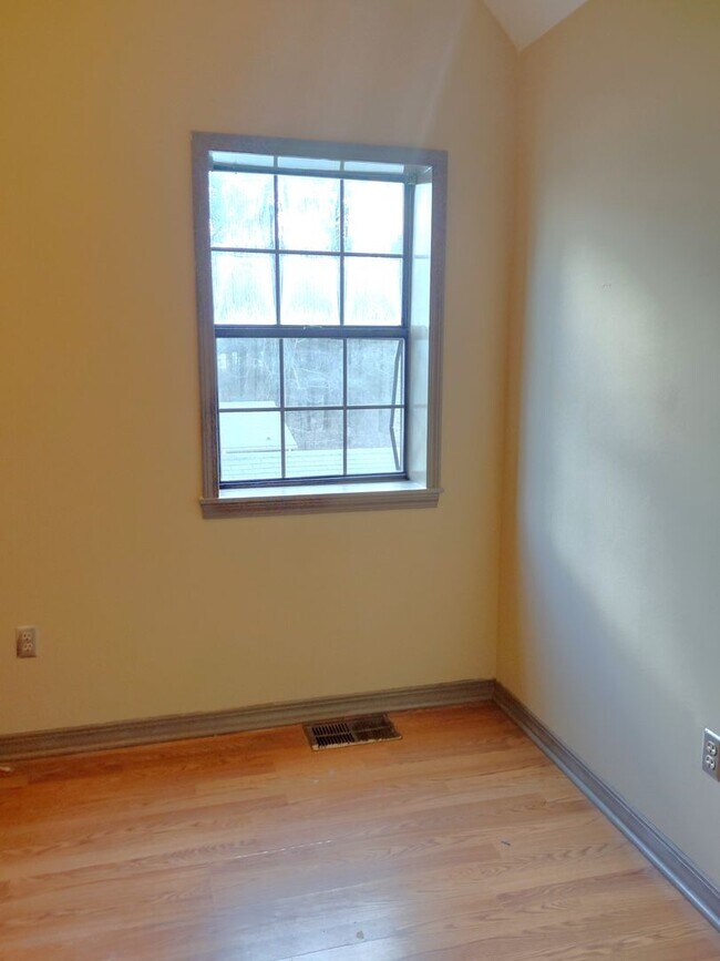 Building Photo - 472A Brendalwood Dr