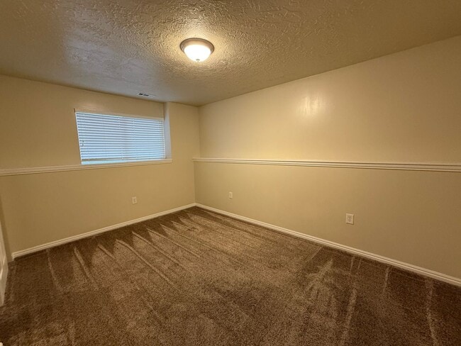 Building Photo - Spacious 5-Bedroom Home in Clinton!