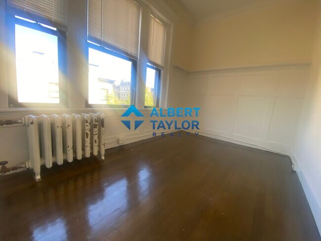 Building Photo - 460 Park Dr