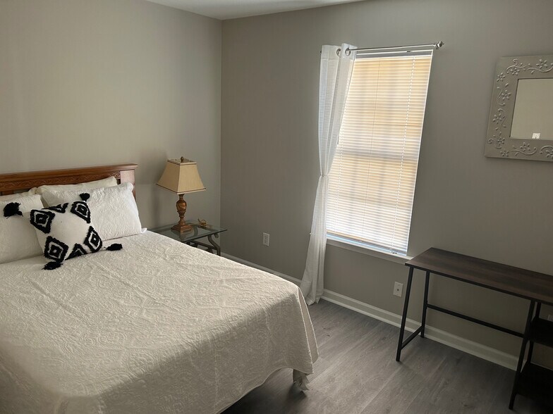Building Photo - Room in House on Rucker Cliff Dr