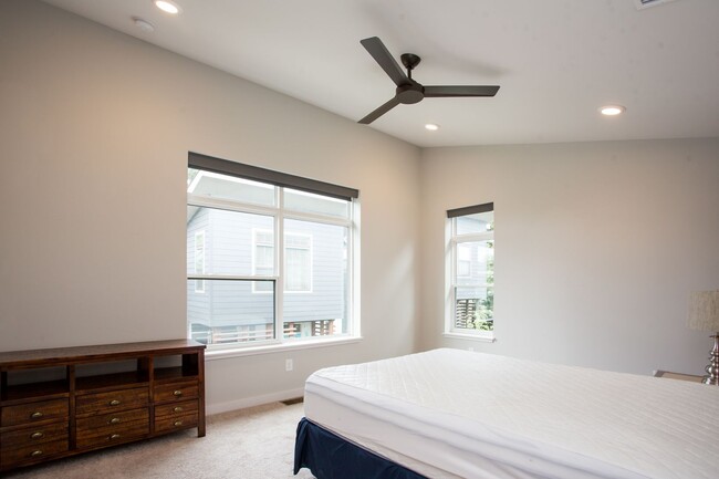 Building Photo - Beautifully Partially Furnished or Unfurni...