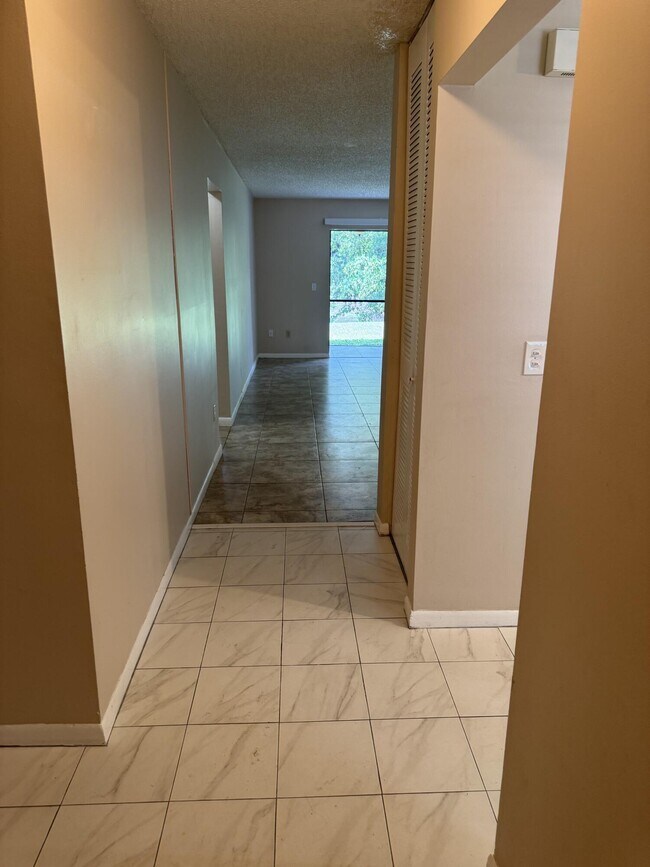 Building Photo - 1403 Lakeview Dr E