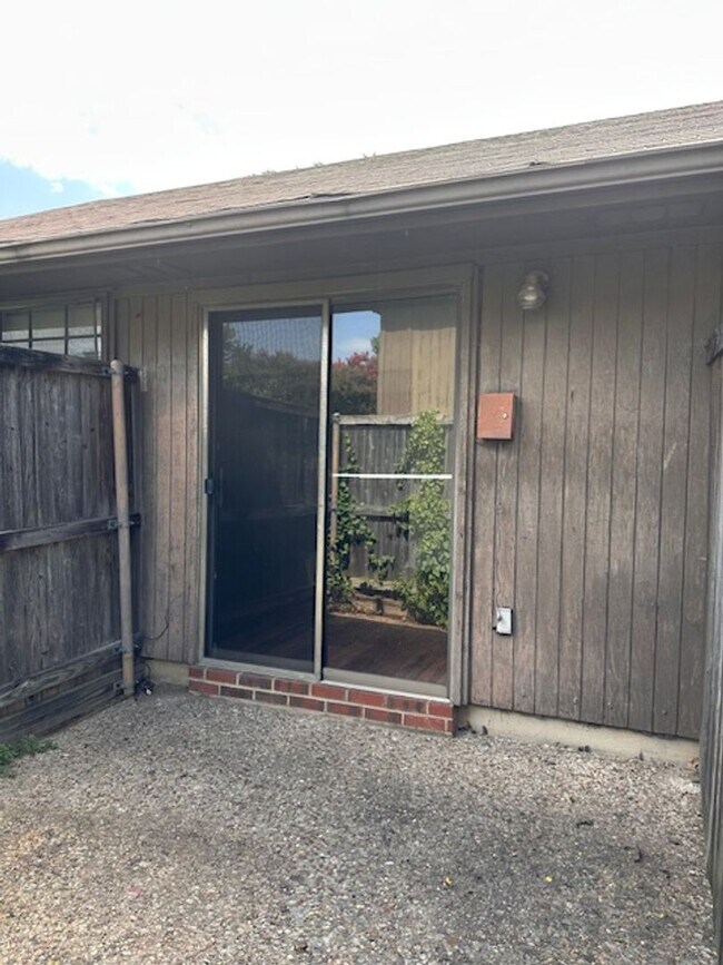 Building Photo - 4905 El Campo Ave