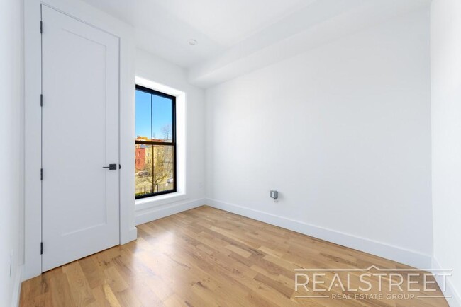 Building Photo - Stunning 3 bed 2 Bath Brownstone Floor Thr...