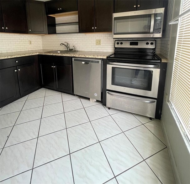 Building Photo - 4158 Inverrary Dr